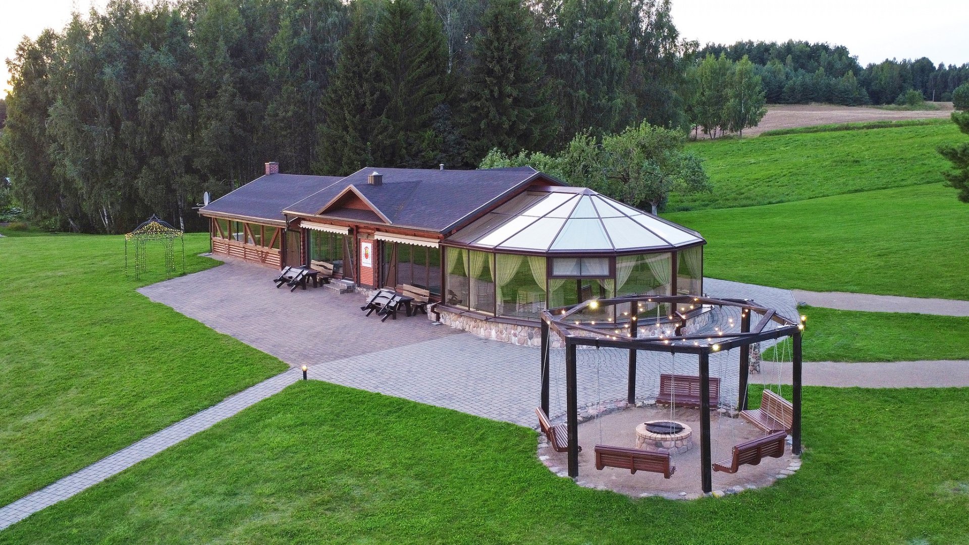 PAS ŠEŠTOKĄ Vilos Sodybos Nuoma Vestuvėms iki 80 vietų 