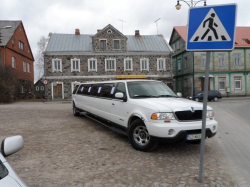 Nuomojame 16-18 vietų 2010-2018 metų limuzinus