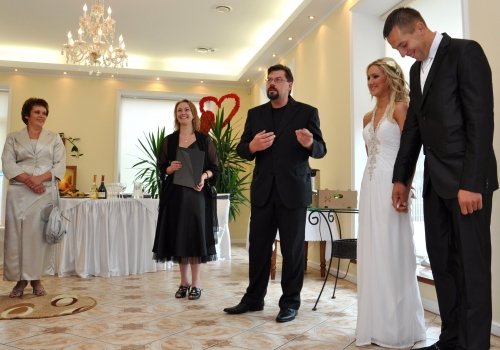 Aktorė K. Kazlauskaitė ir Raimondas Šilanskas. Piršliai, vedėjai