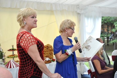 Piršliai, vestuvių vedėjai Aktorė K. Kazlauskaitė ir Raimondas Šilanskas. Piršliai, vedėjai