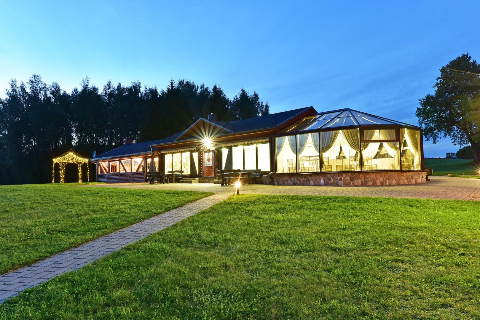 Restoranai, kavinės, barai, salės Vestuvių Salė bei Nakvynė 80 vietų Molėtų rajone 