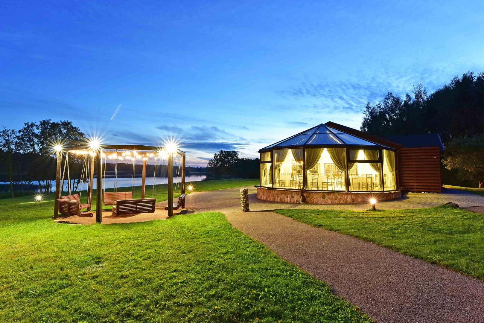 Restoranai, kavinės, barai, salės Vestuvių Salė bei Nakvynė 80 vietų Molėtų rajone 