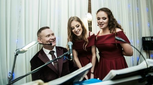 Vestuvių muzikantas, gyvai dainuojantis renginių vedėjas.