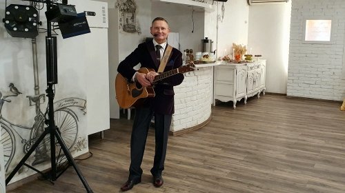 Vestuvių muzikantas, gyvai dainuojantis renginių vedėjas.