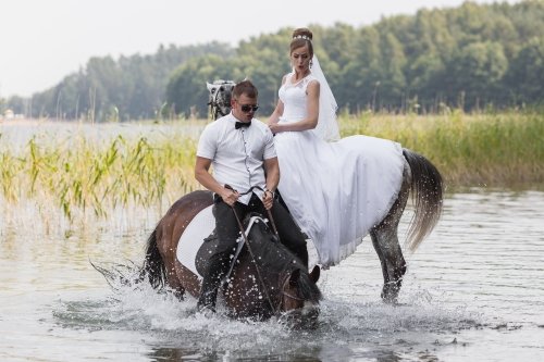 Reportažinė vestuvių fotografija, pageidaujant statytinė.