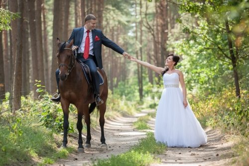 Reportažinė vestuvių fotografija, pageidaujant statytinė.