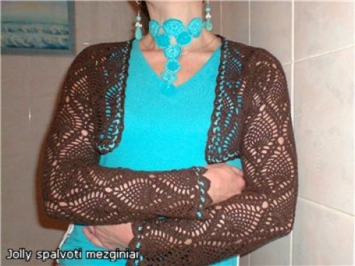 nertos sukneles bolero ir papuosalai prie ju 
