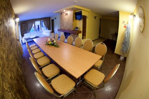 Sodybos, dvarai, vilos ,,Vila Kelmynė" - viešbutis, įsikūręs Molėtų priemiestyje.