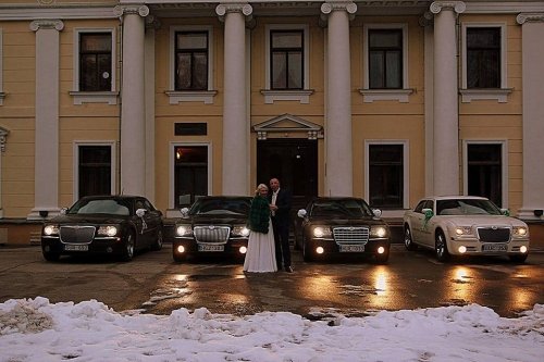 Prabangių MERCEDES-BENZ 212 ir CHRYSLER 300c automobilių nuoma 