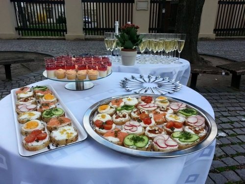 Dekoravimas, dekoracijos vestuvėms Šampano išpilstymas ir vaišės prie bažnyčios