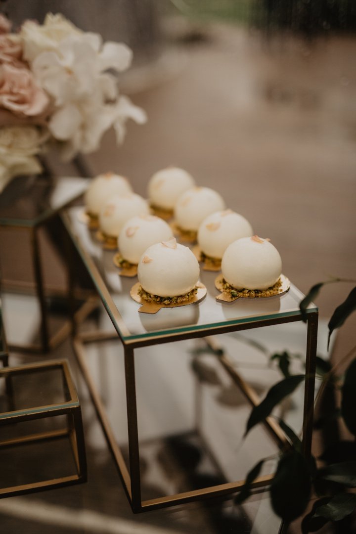 Liu Patty - desertai ir užkandžiai; šampano ir užkandžių staliukai 