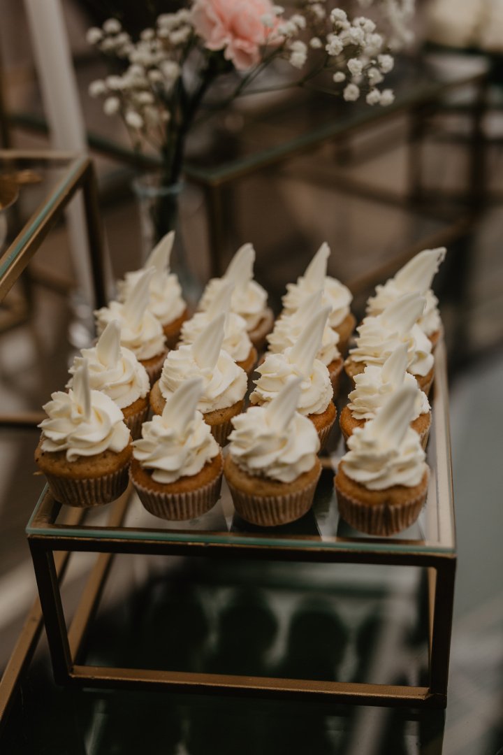 Liu Patty - desertai ir užkandžiai; šampano ir užkandžių staliukai 