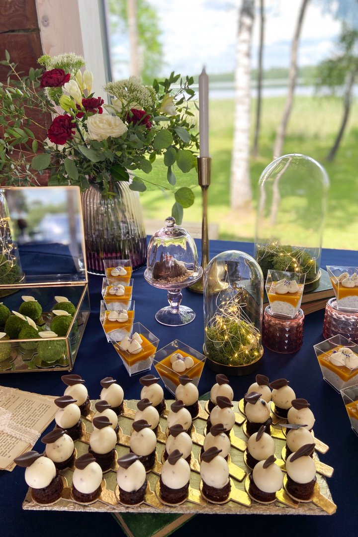 Liu Patty - desertai ir užkandžiai; šampano ir užkandžių staliukai 