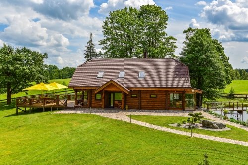 Nauja sodyba ant Maudučio ežero kranto, Plateliuose.