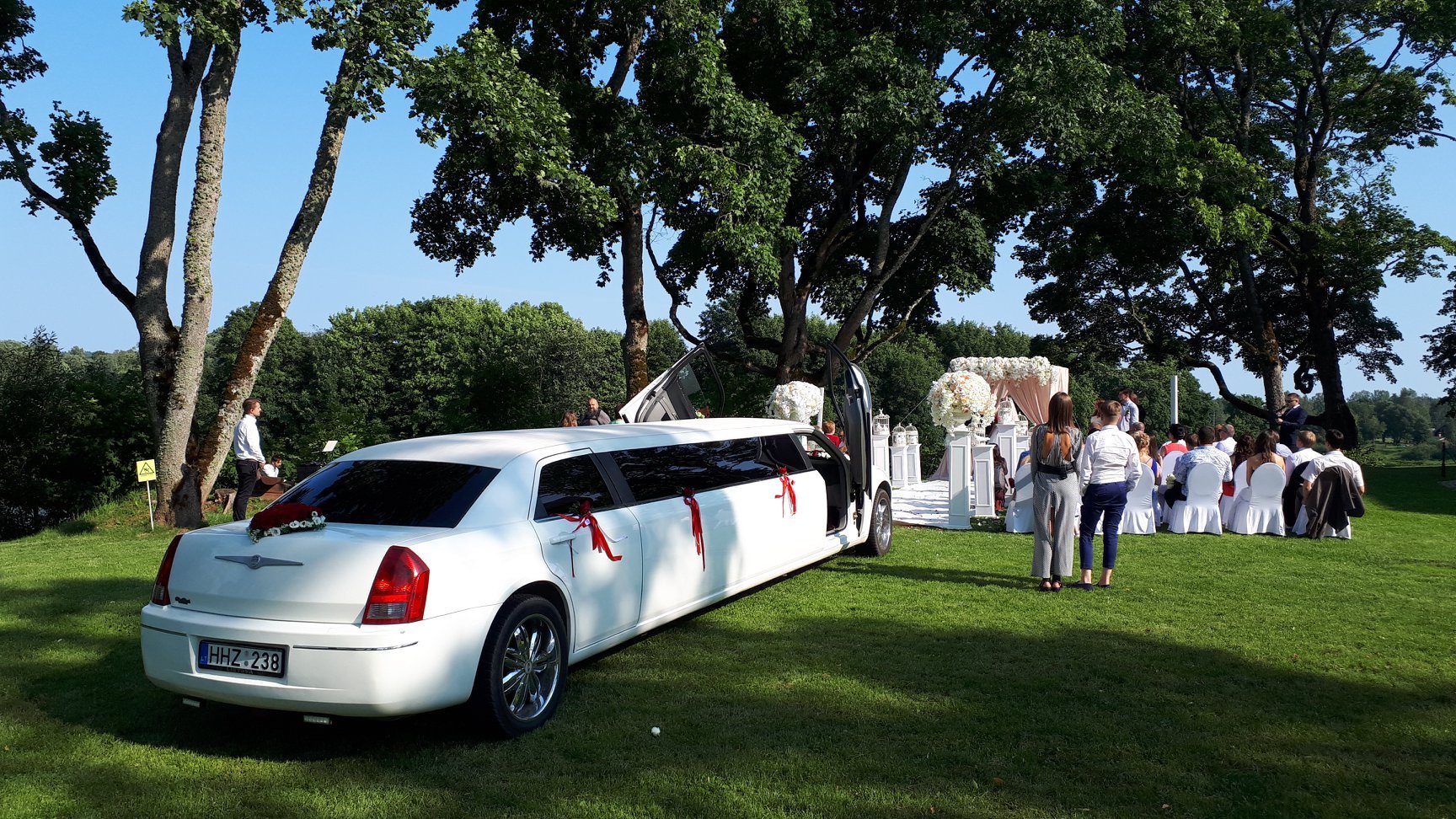 Limuzinų nuoma Limuzinai nuo 10 iki 35 vietų. Limo Busas - Party Busas