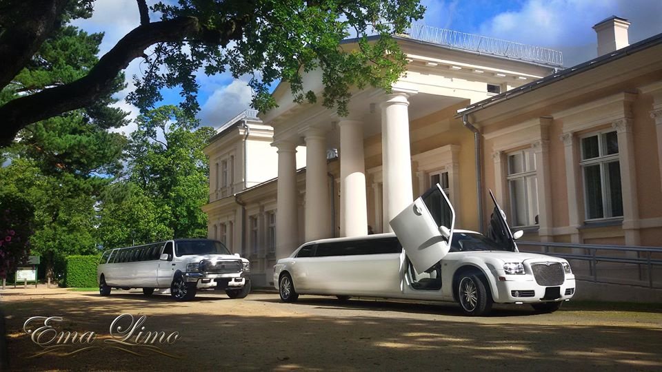Limuzinų nuoma Limuzinai nuo 10 iki 35 vietų. Limo Busas - Party Busas