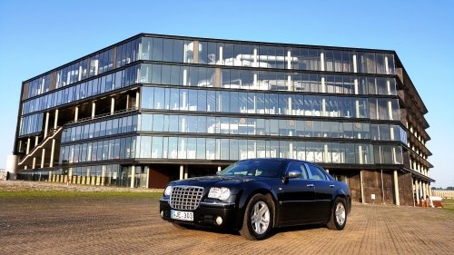 Automobilių nuoma Itin prabangaus automobilio Chrysler 300C nuoma Jūsų šventei!
