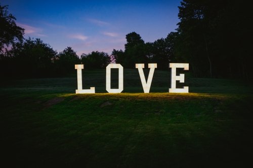 Akcijos, nuolaidos Šviečiančių raidžių LOVE nuoma
