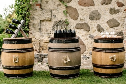 Išskirtinių Rustic stiliaus baldų ir aksesuarų nuoma Jūsų šventei