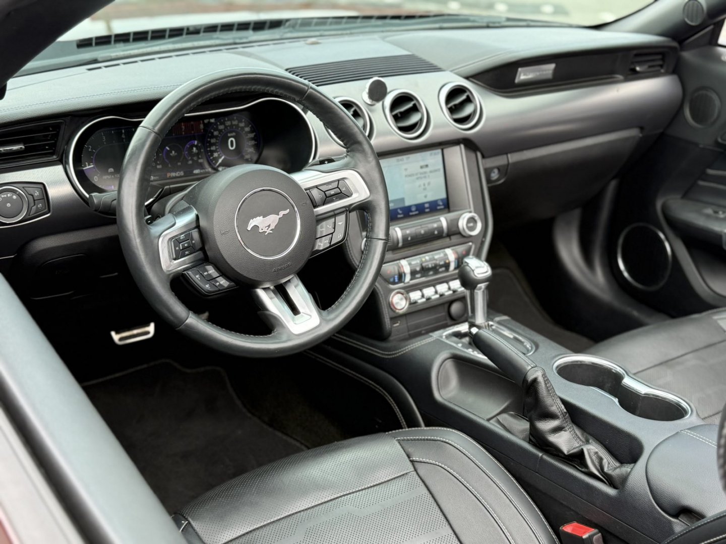 Automobilių nuoma FORD MUSTANG KABRIOLETO NUOMA