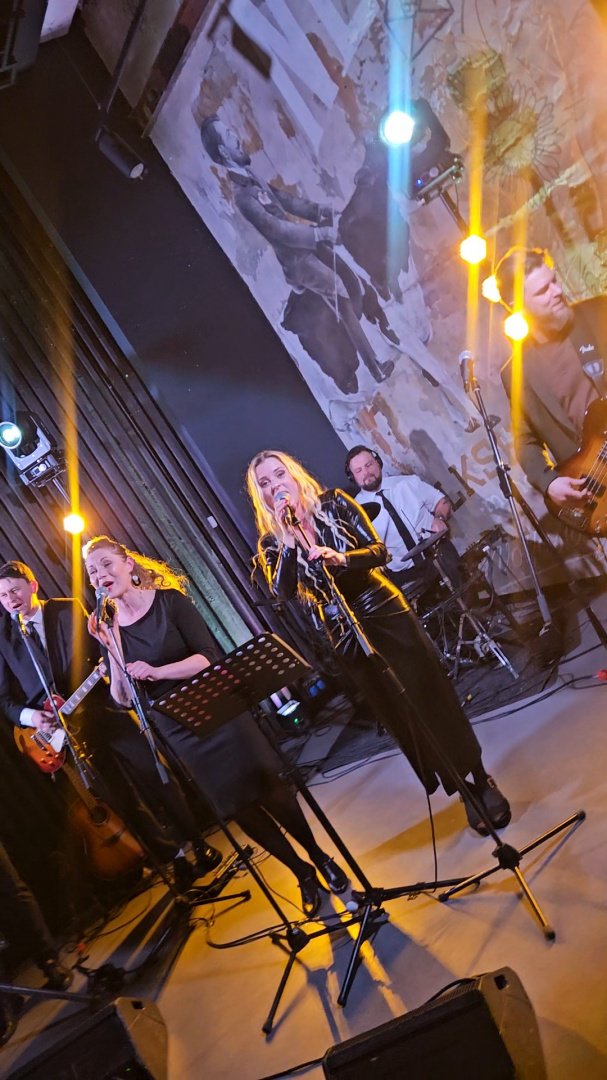 Magai, šokėjos, fakyrai ir kiti Gyvo garso grupė Gyvs Vaibs