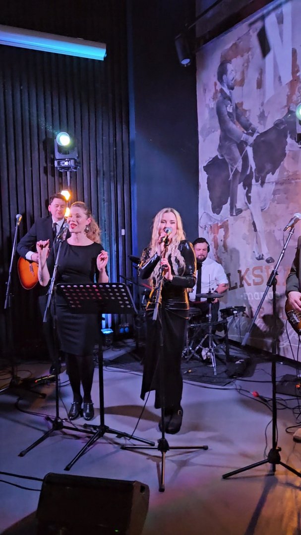 Magai, šokėjos, fakyrai ir kiti Gyvo garso grupė Gyvs Vaibs