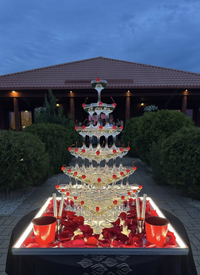 Maistas pobūviams  Mobilus baras vestuvėms – profesionalūs barmenai ir įspūdingi kokteiliai jūsų šventei