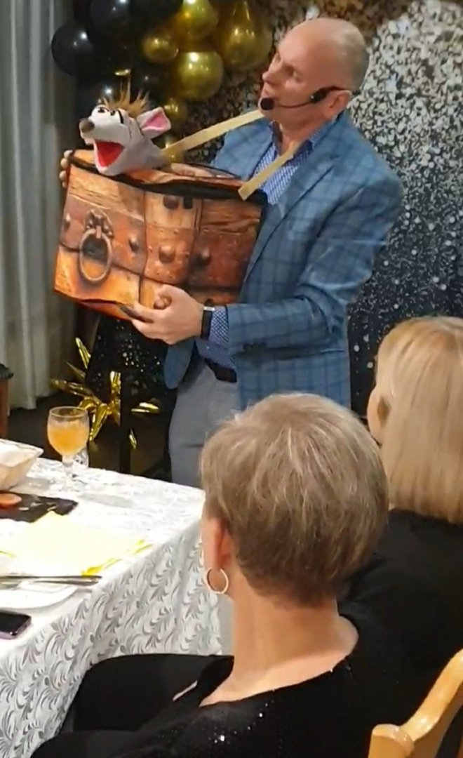 Magai, šokėjos, fakyrai ir kiti PILVAKALBIS SU DIDELE PELE ŠOU.
