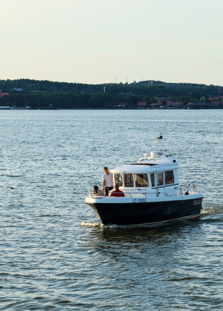 Mergvakarių – bernvakarių organizatoriai „KURŠMARIŲ REIDAS“: Adrenalinas, Garsas ir Geriausios Pamario Stotelės su kateriu