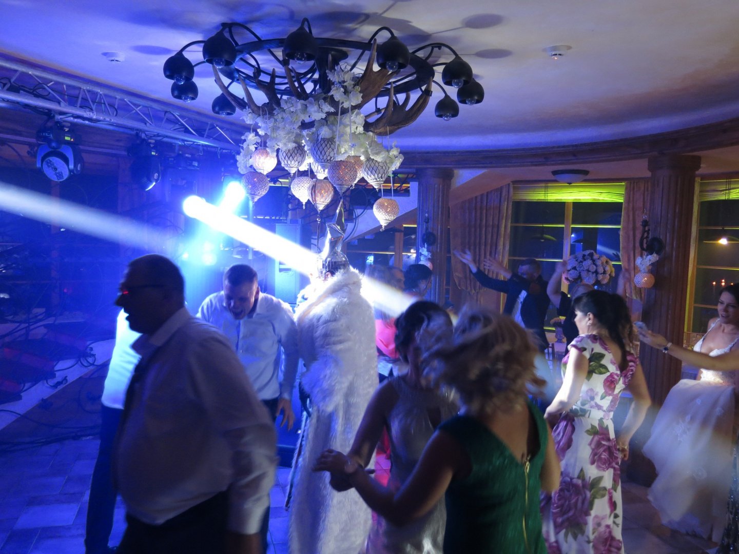 Piršliai, vestuvių vedėjai RENGINIO VEDĖJAS IR DJ. VERKA SERDIUCKA PARODIJA, PARODIJOS ŠOU, VERKA SERDUCHKA PARODY SHOW